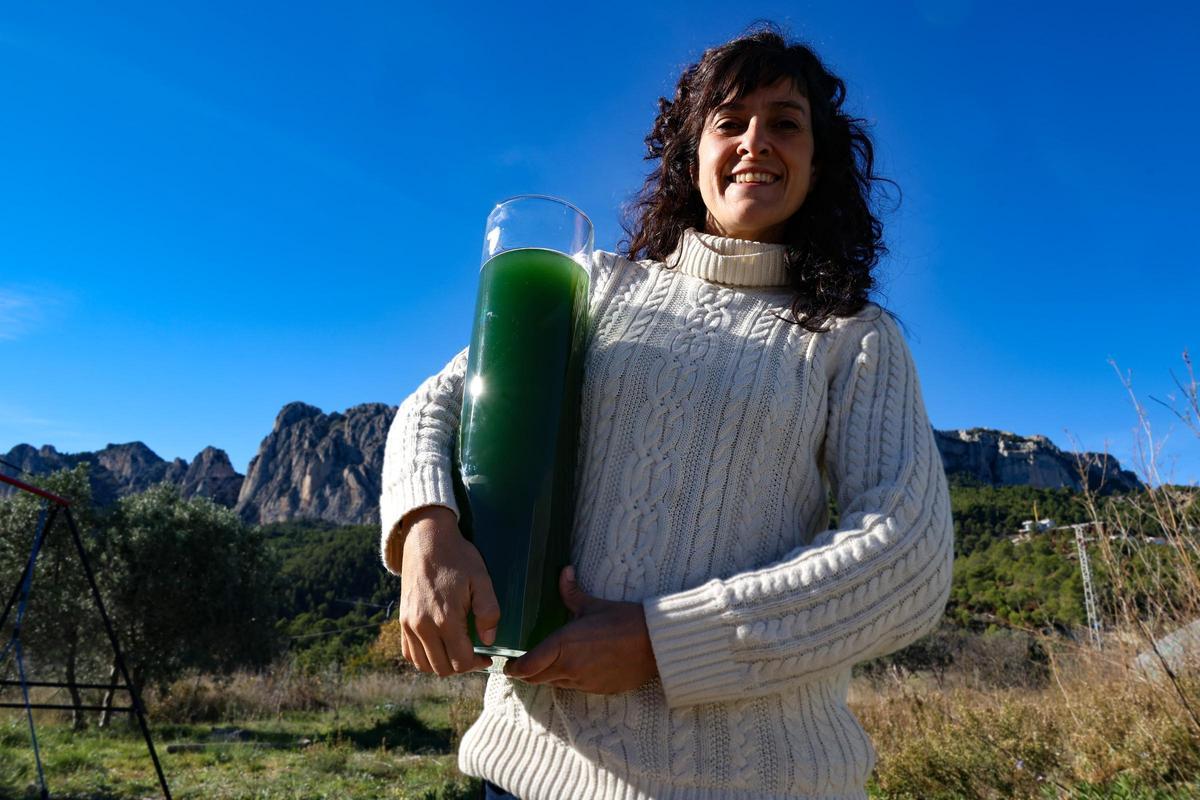 Inés Carballo con un recipiente de espirulina a los pies de Aitana.