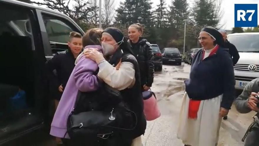 L'emotiva arribada a Manresa de sor Lucía amb dues famílies ucraïneses