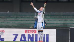 VERONA (Italy), 08/02/2025.- Atalantas Mateo Retegui poses after scoring the 0-4 goal during the Italian Serie A soccer match between Hellas Verona and Atalanta BC, in Verona, Italy, 08 February 2025. (Italia) EFE/EPA/EMANUELE PENNACCHIO