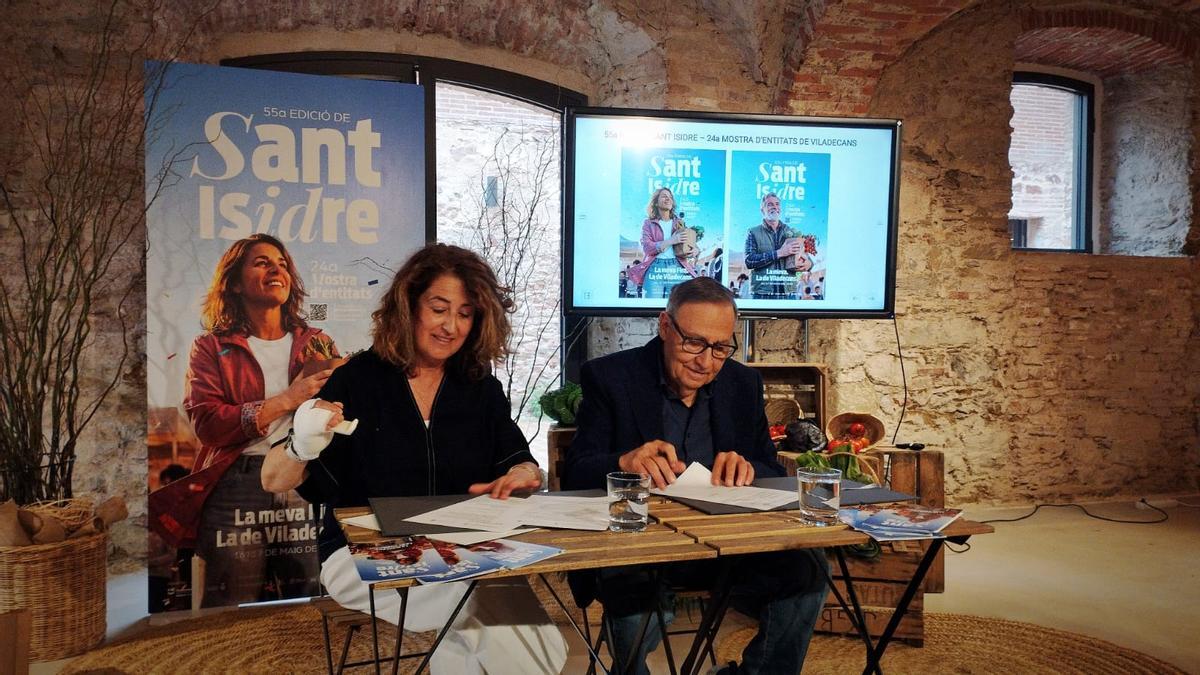La alcaldesa de Viladecans, Olga Morales, y el presidente de la Cooperativa Agrària de Viladecans, Carles Faura, firman el convenio de la 55ª Fira de Sant Isidre de la ciudad.