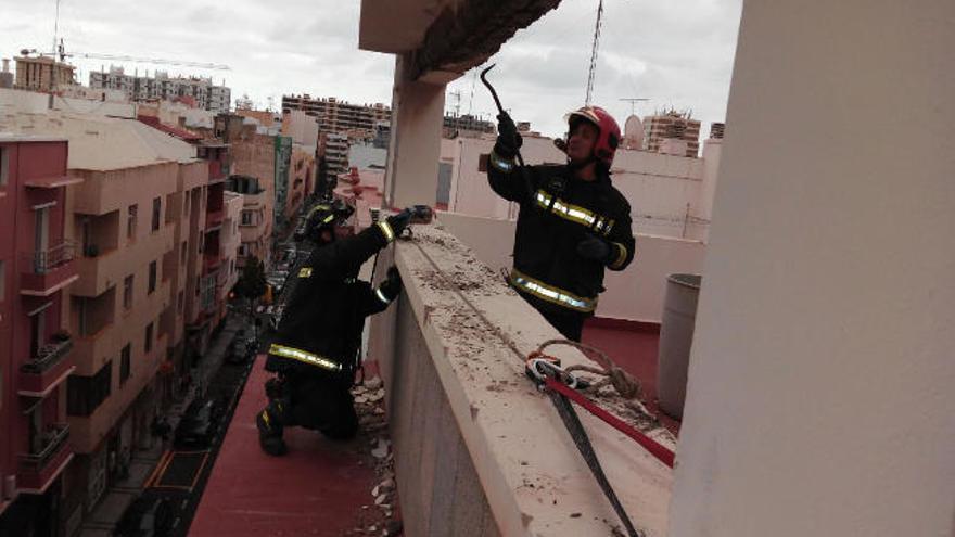 Caída de cascotes desde una azotea en el barrio de Arenales