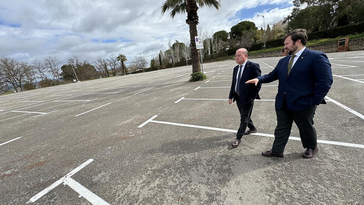 Manuel Barón y Antonio García Mendoza han visitado el remozado aparcamiento en la zona el mercadillo de Antequera.