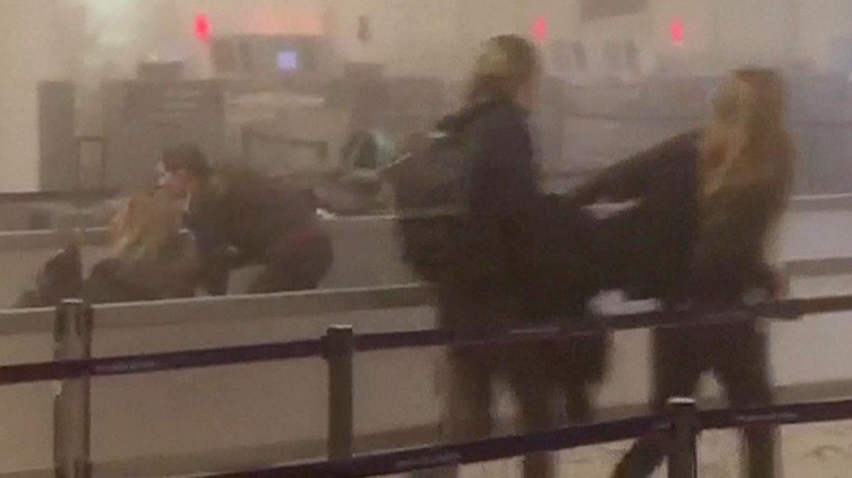 L’interior de l’aeroport de Brussel·les, en els instants posteriors a l’atemptat terrorista.