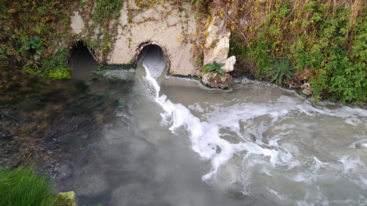 Un nuevo fluido «pestilente» en la salida de aguas de la depuradora de Ágreda en el río Val.