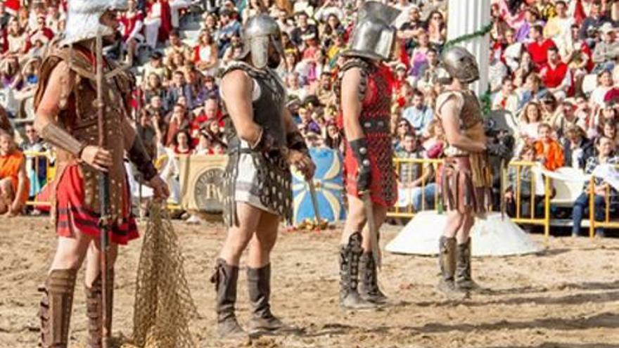 Un espectáculo de gladiadores convierte en un circo romano la plaza de toros