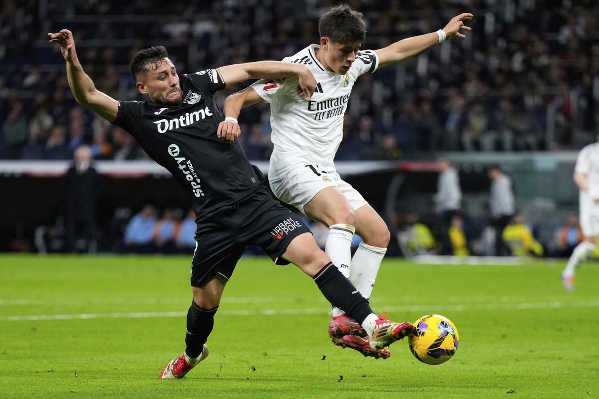 Leganes' Oscar Rodriguez, left, and Real Madrid's Arda Guler fight for the ball during a Spanish La Liga soccer match between Real Madrid and Leganes at the Santiago Bernabeu stadium in Madrid, Spain, Saturday, March 29, 2025. (AP Photo/Manu Fernandez) Associated Press/LaPresse. EDITORIAL USE ONLY/ONLY ITALY AND SPAIN