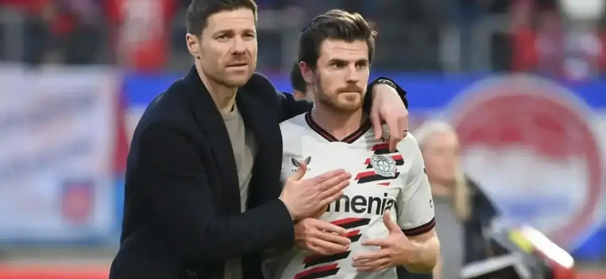 Xabi Alonso y Jonas Hofmann, durante un momento de la pasada temporada en el Bayer Leverkusen.