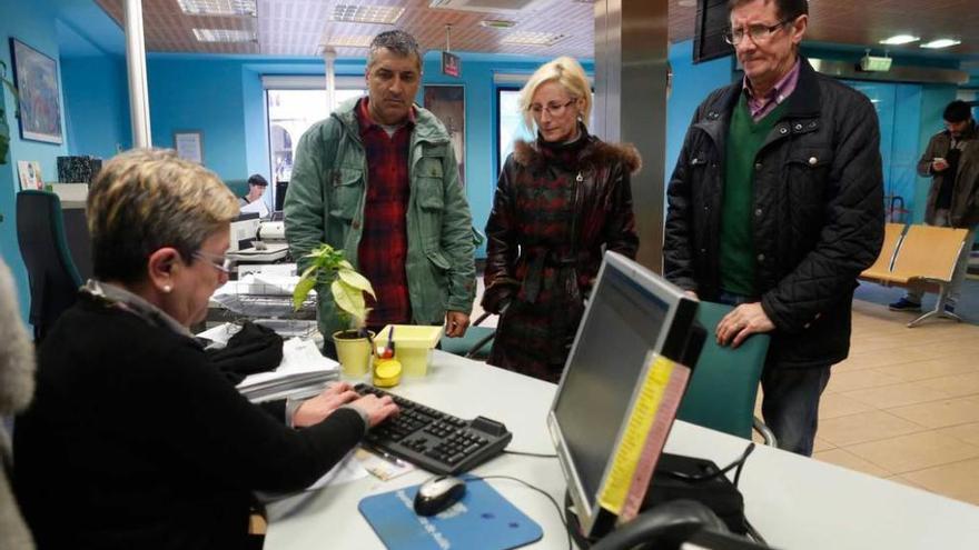 Por la izquierda, Xune Elipe, Covadonga Barroso (secretaria de Ganemos) y Alejandro Cueli, ayer, en el registro municipal del Ayuntamiento de Avilés.