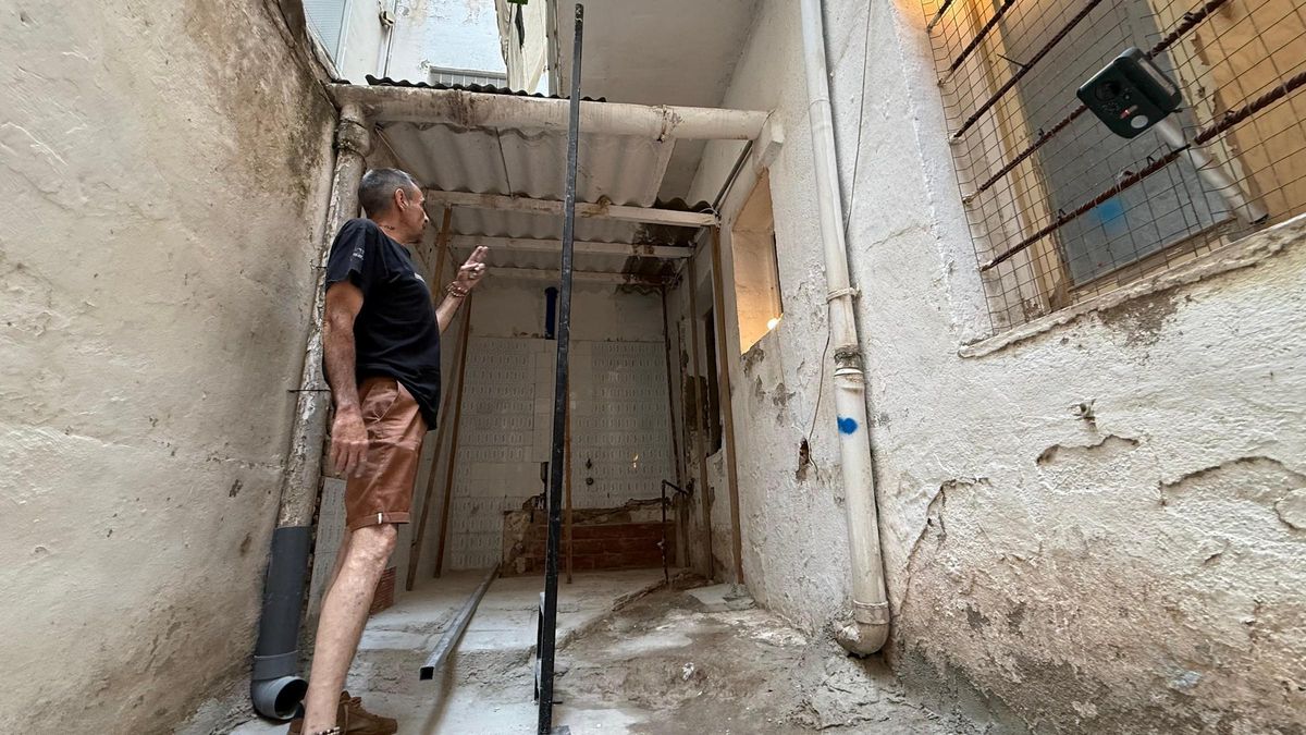 Un vecino ha empezado a arreglar parte de un patio que según él es competencia de la comunidad