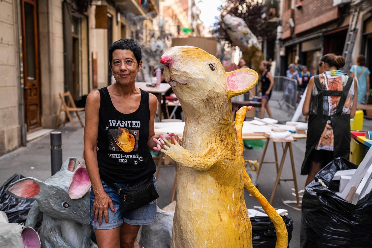 Vecinos del barrio de Gràcia, decoran las calles para sus fiestas