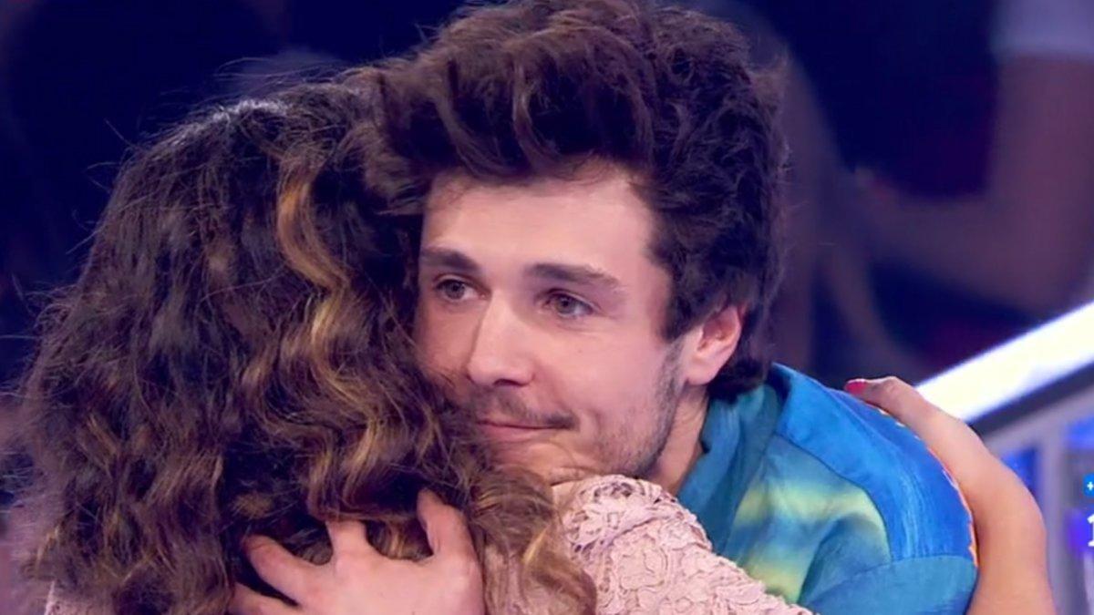 Miki abranzando a Julia en la semifinal de 'OT 2018'