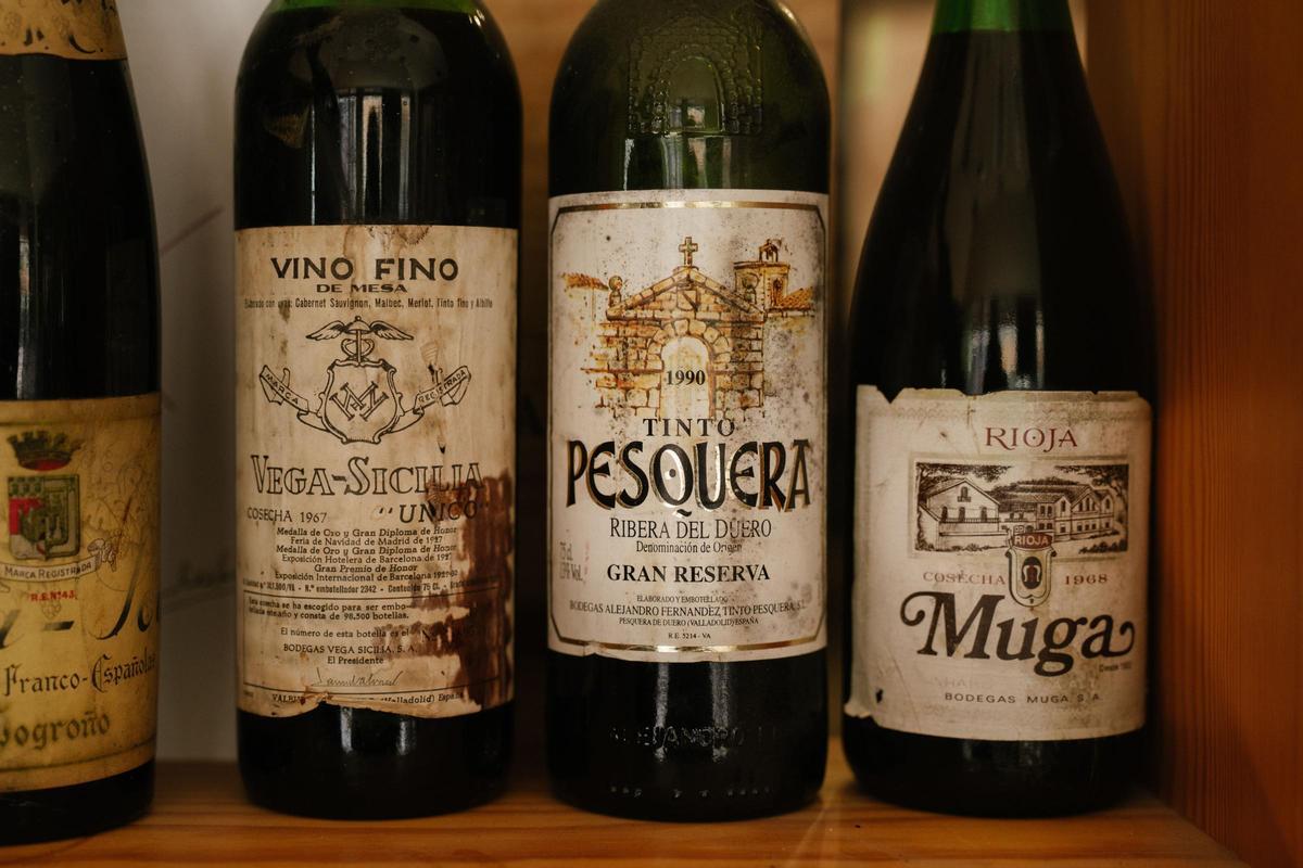 Etiquetas de algunas de las botellas históricas que atesora Flores.