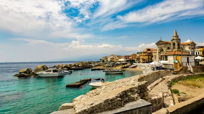 La isla de la que salió el dulce de pistacho es también un paraíso mediterráneo: postres, ciudades decadentes y playas donde siempre hace sol