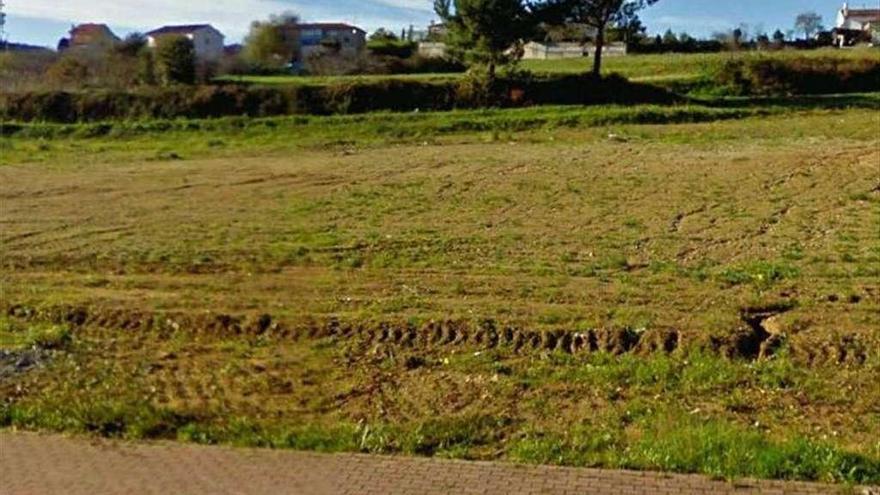 Una de las parcelas que vende la Sareb en Costa Miño Golf, en la Rúa Fraga.