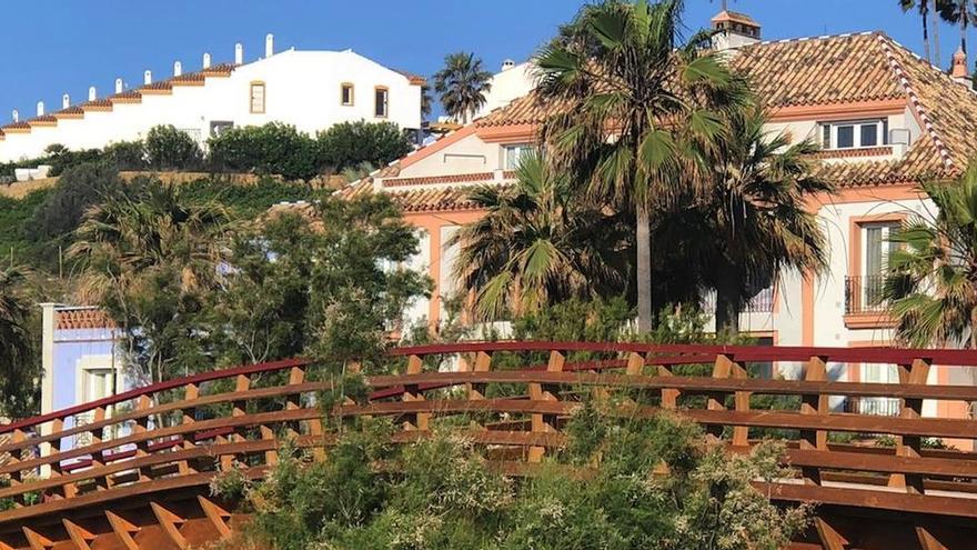 La pasarela sobre el arroyo La Jordana, de Casares.