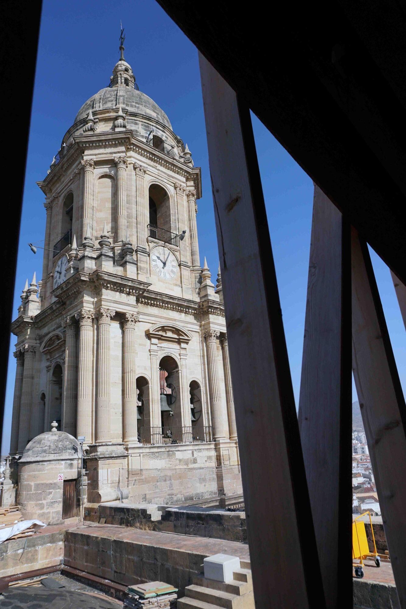 El Cabildo de la Catedral de Málaga realiza una visita guiada a la construcción del nuevo tejado, a cargo del arquitecto, Juan Manuel Sánchez La Chica, para ver el estado de las intervenciones que se vienen realizando