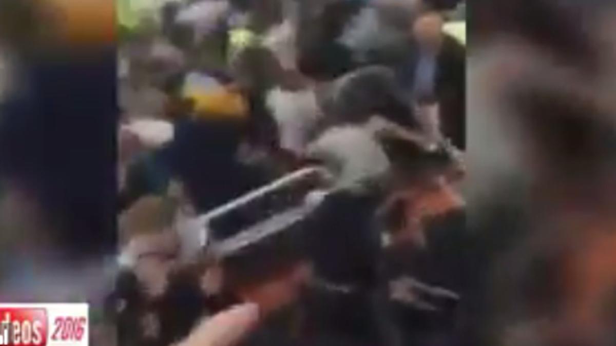 Imagen de la pelea entre los hinchas y la policía