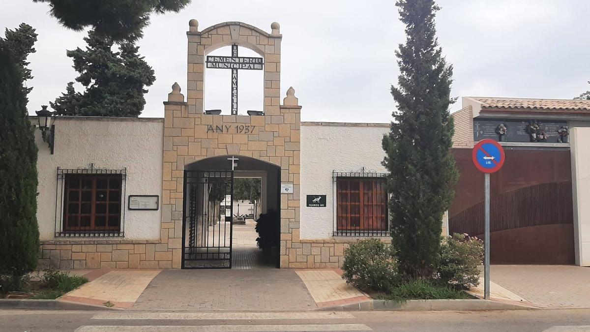 Entrada al cementerio municipal de El Campello, en una imagen de archivo.