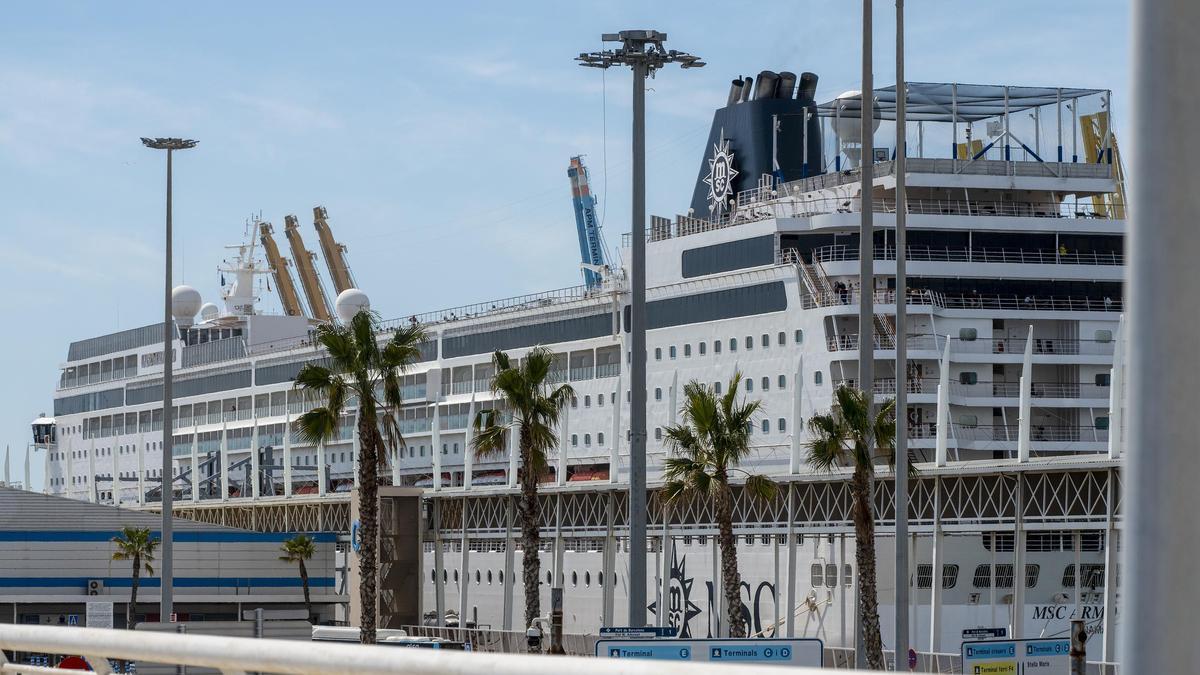 El crucero retenido zarpa sin los pasajeros bolivianos, que desembarcaron en zona de tránsito