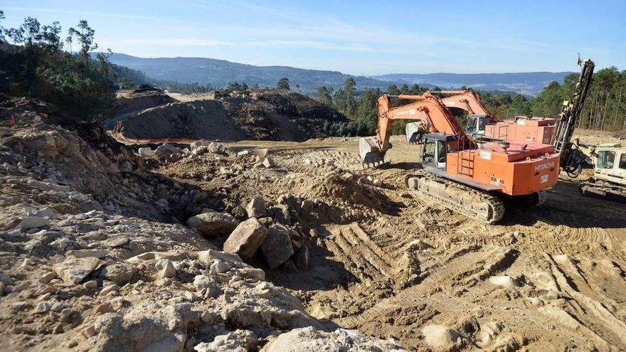 Aspecto de las obras de la circunvalación por la falta de A Fracha, entre Marcón, Tomeza y Vilaboa. // G. Santos