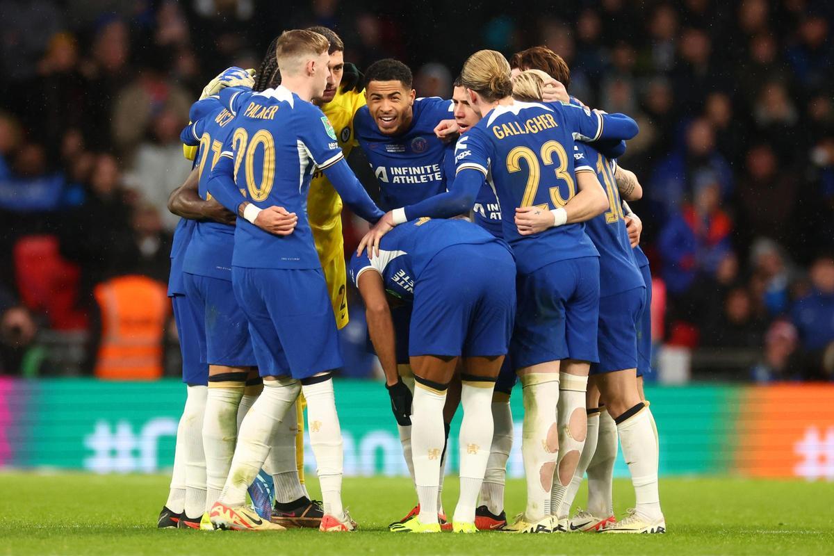Los jugadores del Chelsea se congregan antes de la prórroga