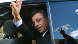 Palestinian presidential candidate and human rights activist Mustafa Barghouti salutes supporters  during a campaign rally at the university in the West Bank town of Bir Zeit, near the city of Ramallah, Thursday, Jan. 6, 2005.  Palestinians will go to the polls Jan. 9 to elect a successor to the late Yasser Arafat. (AP Photo/Nasser Nasser) / PALESTINA ELECCIONES 2005 09/01/2005 , CANDIDATURAS , CANDIDATOS , MUSTAFA BARGUTI , CAMPAÑA ELECTORAL , SALUDO SALUDA GESTO _ PUBLICADA EPC 16/03/2007 P 12 _ MEDIO ,  PLANO