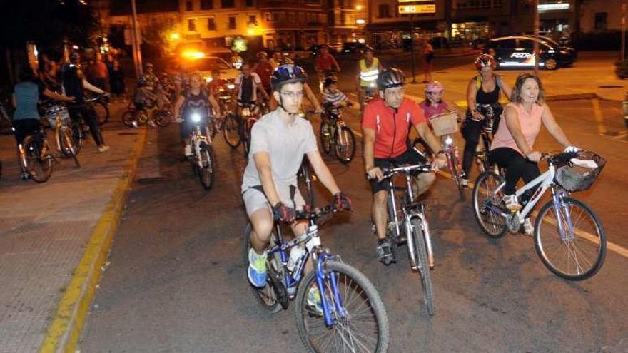 Marcha nocturna en bicicleta por Vilagarcía. // Noé Parga