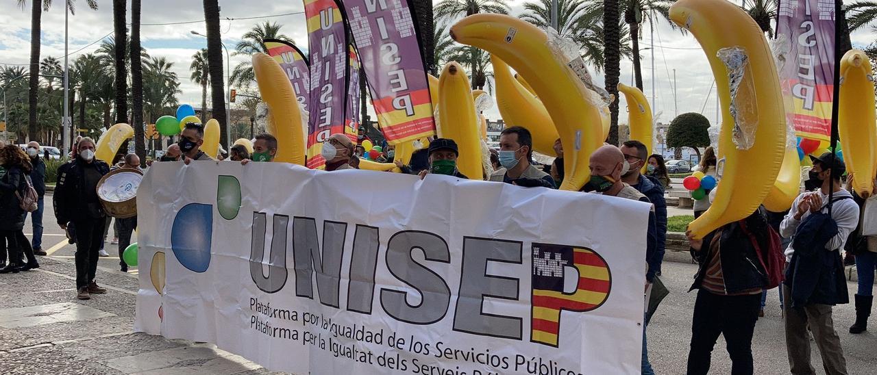 Una de las concentraciones plataneras de la plataforma UNISEP frente al Consolat de la Mar, sede del Govern balear.