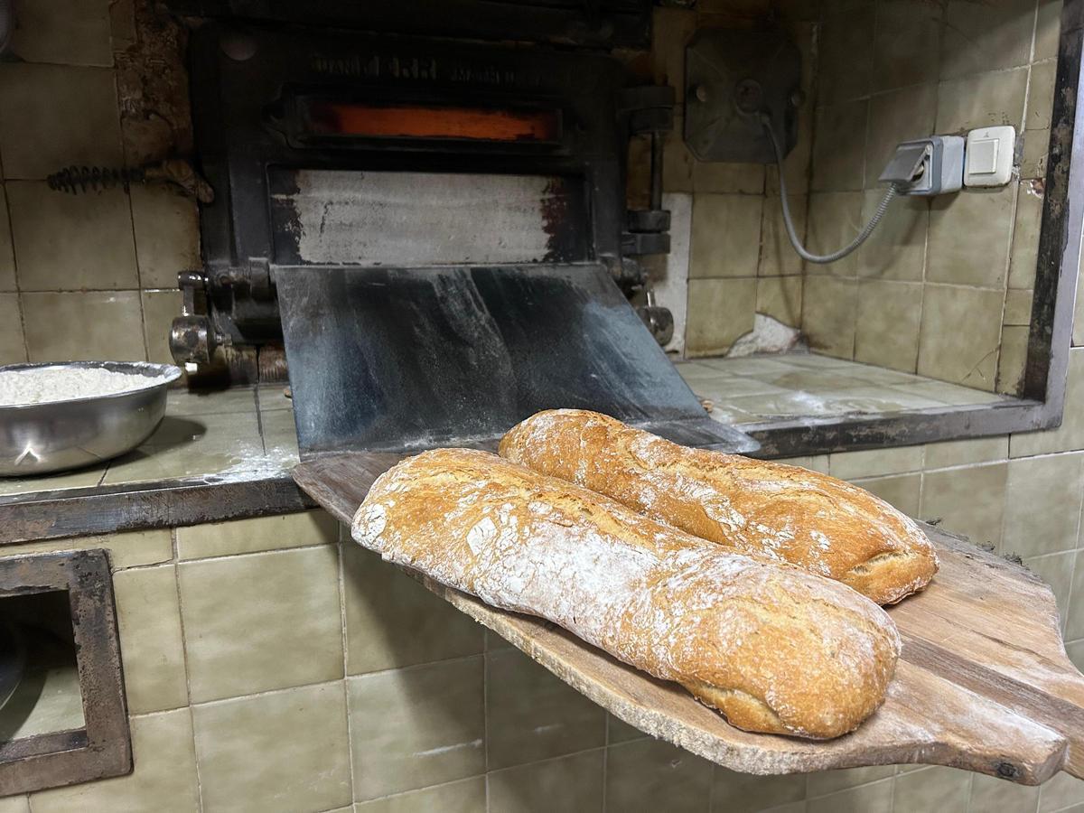 EN IMÁGENES: Luis Manuel Peláez, el último panadero de Salas que no quiere dejar de amasar