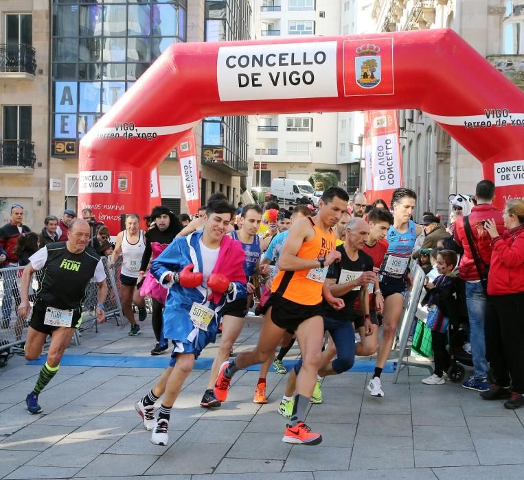 El centro de Vigo fue esta mañana una pista de atletismo improvisada para acoger la sexta edición de la Carreira Popular de Entroido