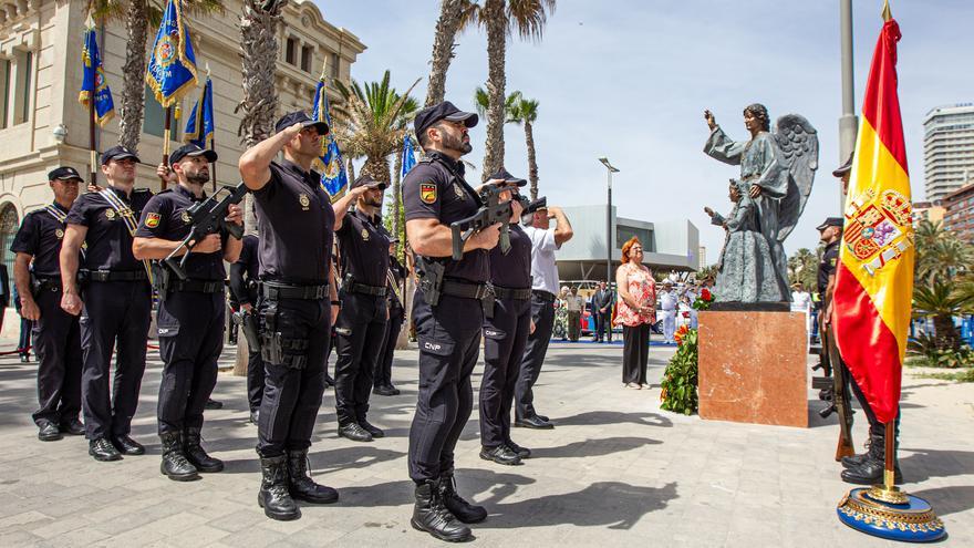 Inauguran un monumento en homenaje a la Policía Nacional en Alicante