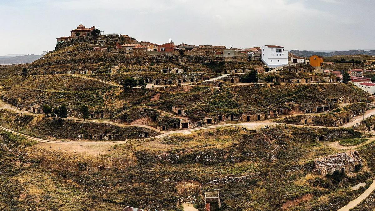 El pequeño pueblo de Teruel con casi 500 bodegas excavadas en la roca: "Son un lugar de reunión para las familias".