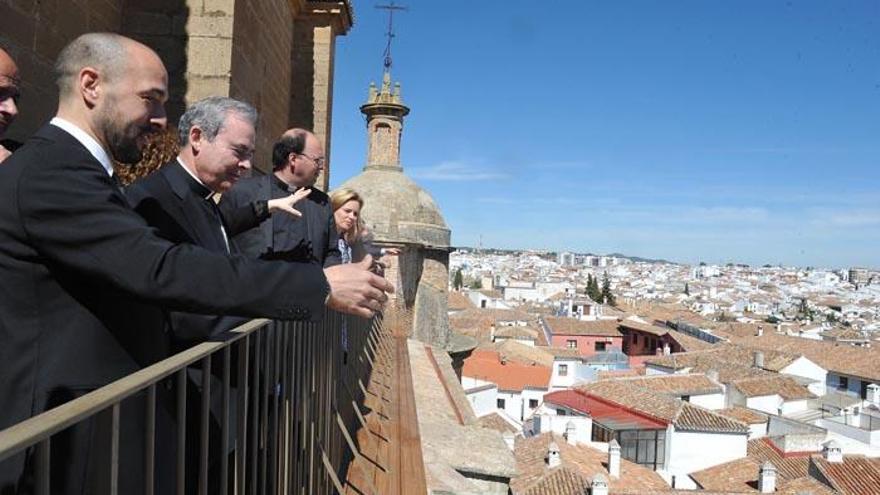 El obispo de Málaga, José Catalá, visitó la instalación acompañado por el párroco de la iglesia, Salvador Guerrero, y el arquitecto Sergio Valadez.