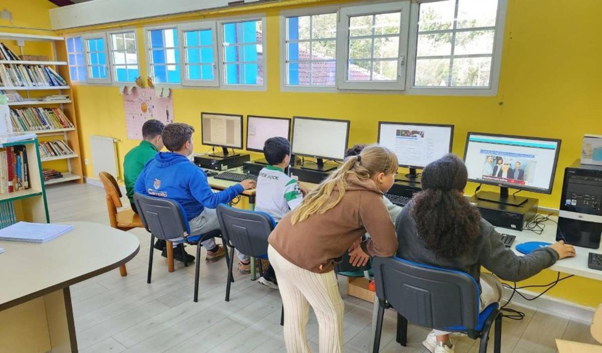 Los escolinos del CRA Picos d’Europa, trabayando nel periódicu.