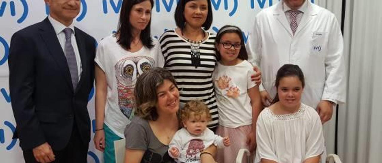 Imagen del desayuno celebrado esta semana en IVI Alicante con algunos de los pacientes con sus hijos.