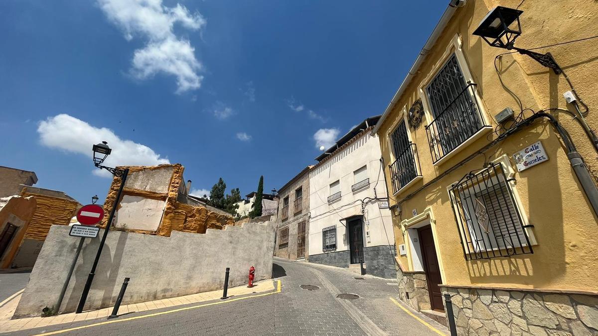 Uno de los solares afectado por las nuevas órdenes de ejecución de limpieza y vallado, en la calle Gómelez, del barrio de San Juan.