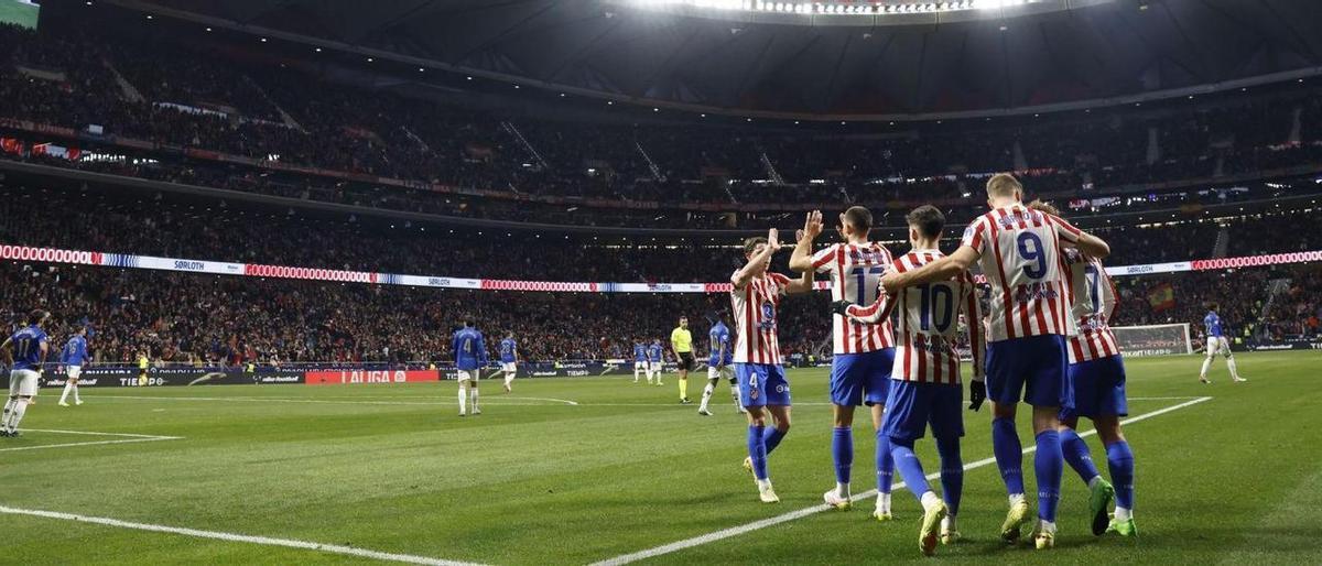 Los jugadores del Atlético celebran el segundo gol de Sorloth ante el Oviedo