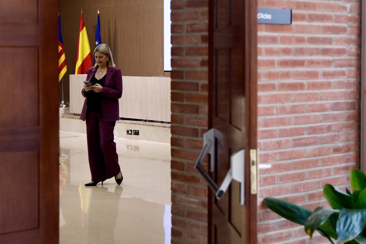 Valencia. Nueva reunión de los sindicatos en Conselleria de Educación Consellera de educación Maricarmen Ortí Campanar VLC