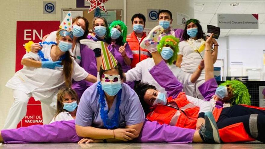 Imagen de grupo del personal sanitario de guardia en el Hospital de Formentera
