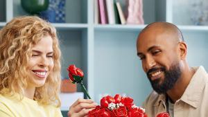 El ramo de rosas LEGO perfecto para San Valentín tiene un 32% de descuento