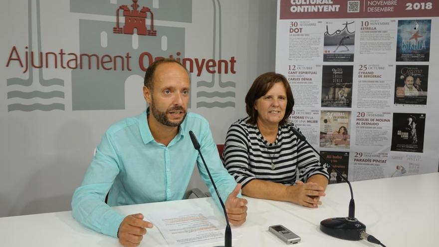 Los concenales Àlex Borrell y Sayo Gandia en la presentación de la programación cultural