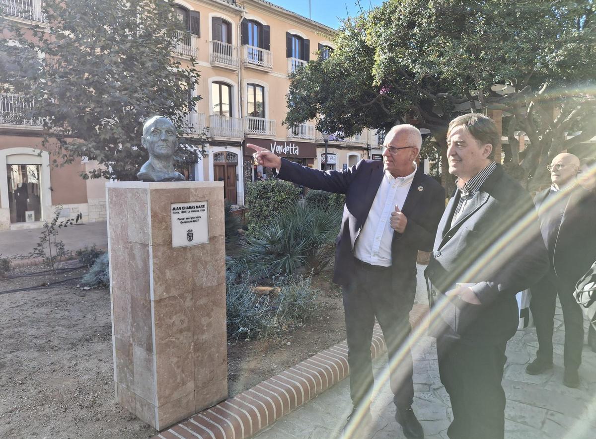 El alcalde le muestra a Luis García Montero el busto de Chabás en la Glorieta del País Valencià
