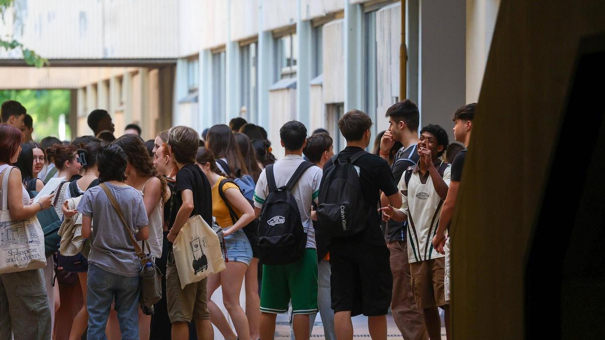 Alumnado durante el primer día de las Pruebas de Acceso a la Universidad (PAU) en València.