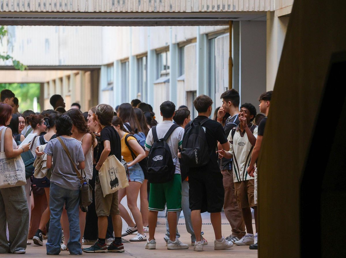 El alumnado en el primer día de las Pruebas de Acceso a la Universidad (PAU) en València.