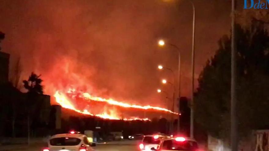 Un gran incendio forestal causa alarma en el Port de Pollença