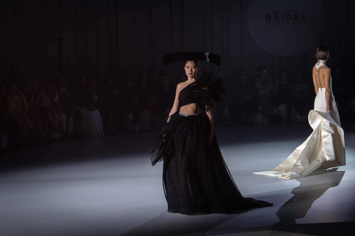 El negro, el tercer color protagonista de los vestidos de alta costura de Stéphane Rolland.