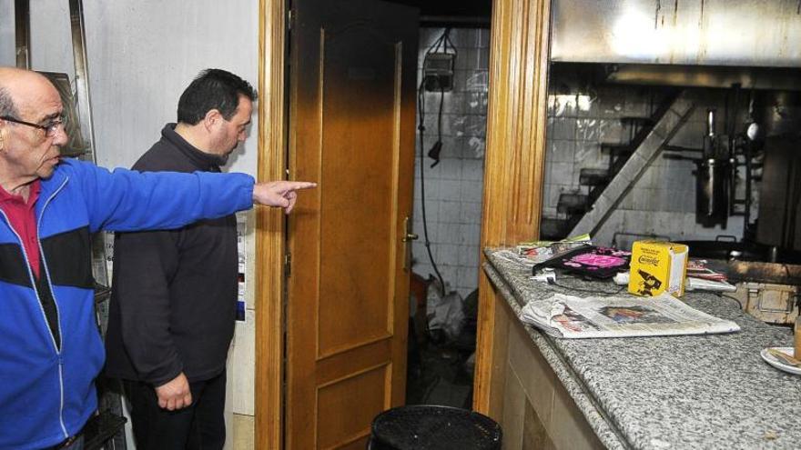 El incendio de una churrería obliga a desalojar varias viviendas en Segovia