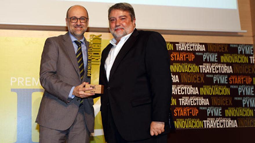 Pedro Torregrosa, de Ecox 4D, recibe el premio Índicex de manos de José Manuel García Tany, director de Negocio de Empresas de Levante y Baleares de Bankia.