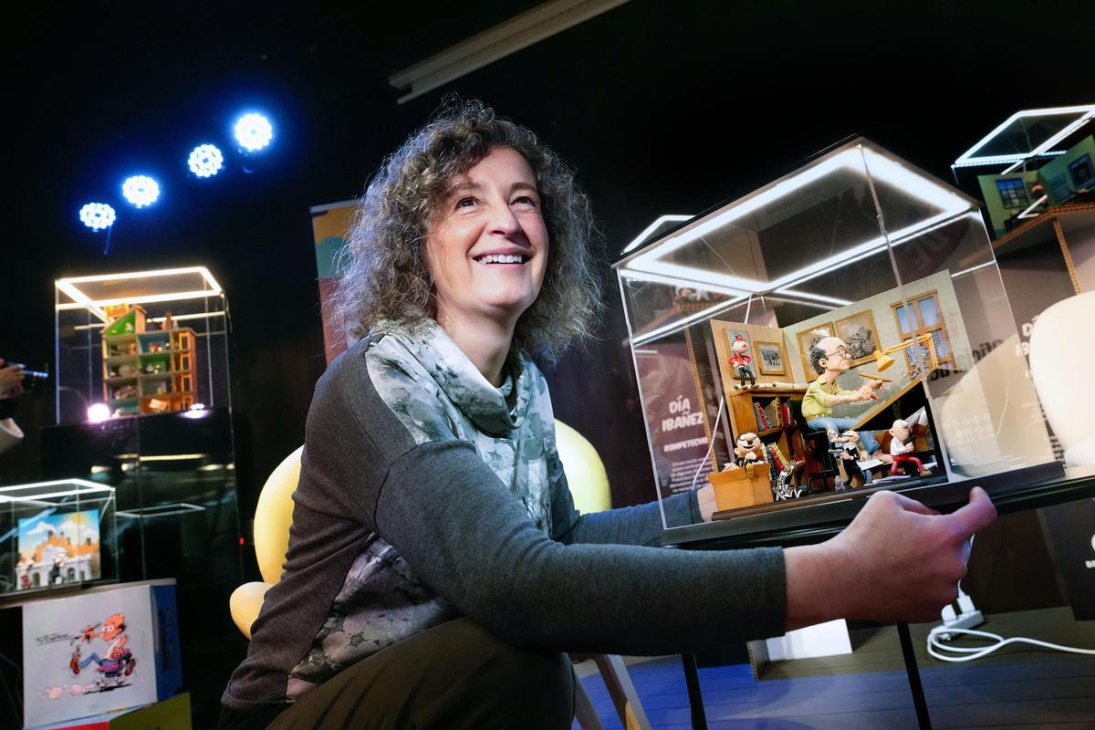 Barcelona homenajea a Francisco Ibáñez con un circuito urbano de dioramas dedicados a sus personajes. En la imagen, Nuria Ibáñez, hija del dibujante e historietista.