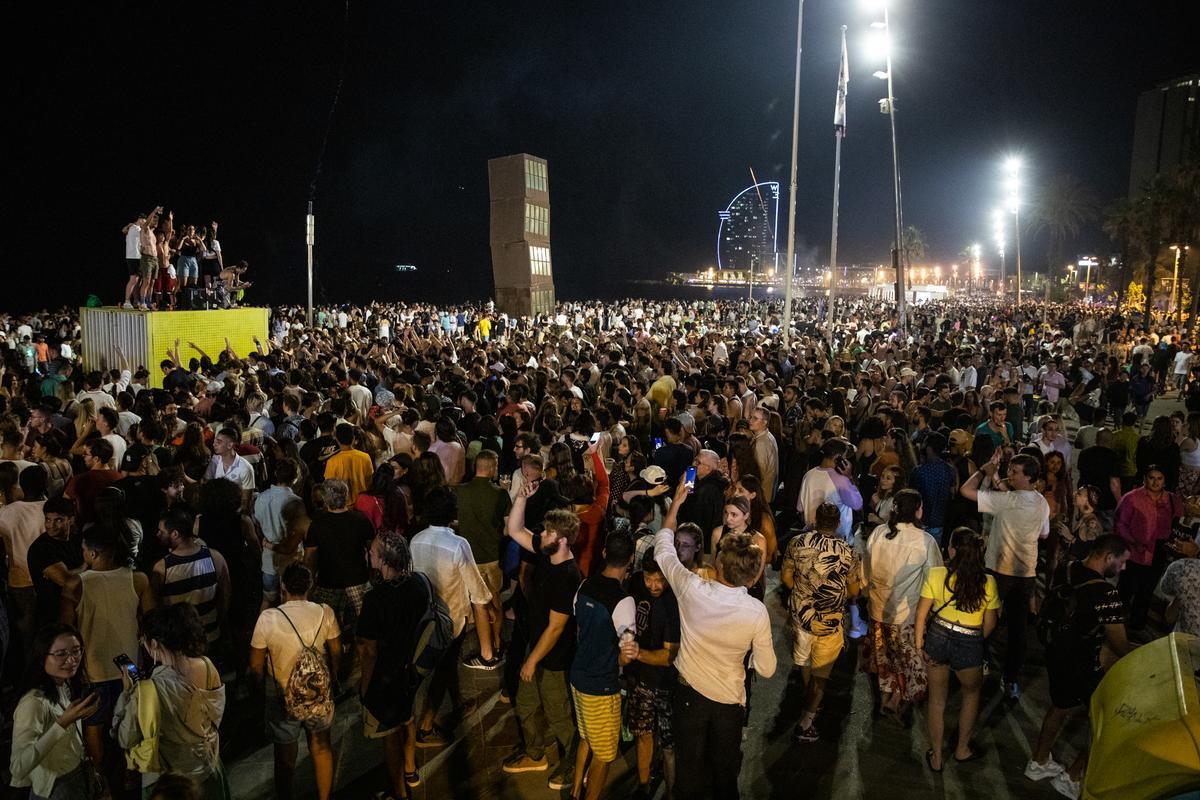 La revetlla torna a la platja a Barcelona